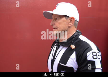 Landover, MD, USA. 20. September 2015. Schiedsrichter Ed Hochuli verlässt den Tunnel vor dem Matchup zwischen den St. Louis Rams und den Washington Redskins bei FedEx Field in Landover, Maryland. Bildnachweis: Cal Sport Media/Alamy Live-Nachrichten Stockfoto