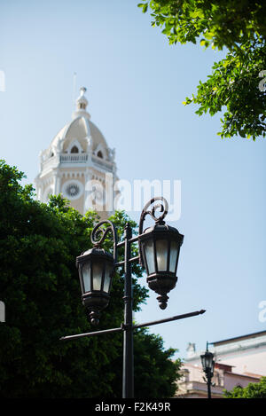 PANAMA-STADT, Panama – der Turm von Iglesia San Francisco de Asis, von der Plaza Simon Bolivar aus gesehen. Umgeben von Architektur aus dem 19. Jahrhundert ist der Plaza Simon Bolivar ein kleiner öffentlicher Platz in Casco Viejo, einen Block vom Ufer entfernt. Sie ist nach dem venezolanischen General Simón Bolívar, dem „Befreier Lateinamerikas“, benannt, und eine Statue Bolivars steht in der Mitte des Platzes. Stockfoto