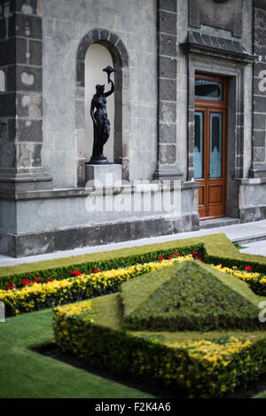 Mexiko City, Mexiko - Seit dem Bau der ersten um 1785 begonnen, das Schloss Chapultepec hat eine Militärakademie, kaiserliche Residenz, Presidential home, Sternwarte, und ist jetzt von Mexico National History Museum (Museo Nacional de Historia). Es befindet sich auf der Spitze des Chapultepec Hügel im Herzen von Mexico City. Stockfoto