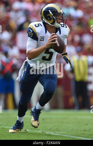 Landover, MD, USA. 20. September 2015. St. Louis Rams Quarterback Nick Foles (5) rollt, während das Matchup zwischen den St. Louis Rams und den Washington Redskins in FedEx Field in Landover, Maryland zu übergeben Bildnachweis: Cal Sport Media/Alamy Live-Nachrichten Stockfoto