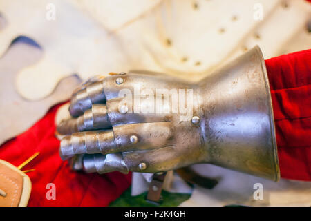 Eisen Handschuh der antiken, mittelalterlichen Ritter-Rüstung Stockfoto