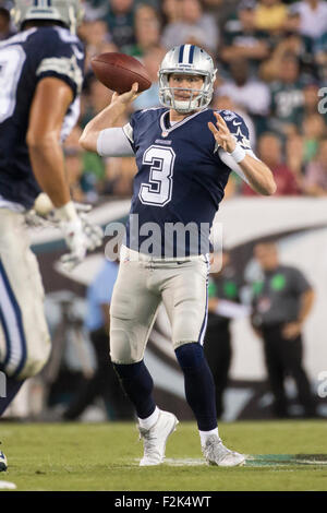 20. September 2015: Dallas Cowboys-Quarterback Brandon Weeden (3) wirft den Ball in die NFL-Spiel zwischen den Dallas Cowboys und die Philadelphia Eagles am Lincoln Financial Field in Philadelphia, Pennsylvania. Die Dallas Cowboys gewann 20-10. Christopher Szagola/CSM Stockfoto