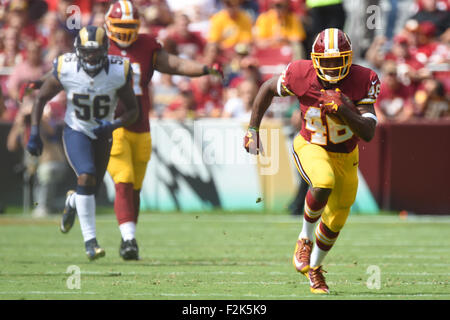 Landover, MD, USA. 20. September 2015. Washington Redskins laufen wieder Alfred Morris (46) eilt für eine Umarmung gewinnen im ersten Quartal bei dem Matchup zwischen den St. Louis Rams und den Washington Redskins bei FedEx Field in Landover, Maryland. Bildnachweis: Cal Sport Media/Alamy Live-Nachrichten Stockfoto