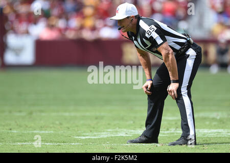 Landover, MD, USA. 20. September 2015. Schiedsrichter Ed Hochuli Uhren das Feld vor dem Snap während dem Matchup zwischen den St. Louis Rams und den Washington Redskins bei FedEx Field in Landover, Maryland. Bildnachweis: Cal Sport Media/Alamy Live-Nachrichten Stockfoto