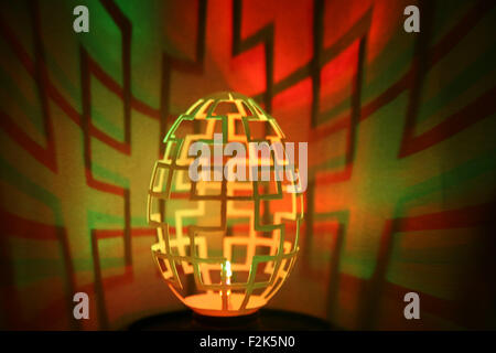 Linfen. 19. Sep, 2015. Foto aufgenommen am 19. September 2015 zeigt eine Ei-Carving-LED Licht Künstlers Kong Bin in Linfen, Nord-China Shanxi Provinz. © Su Qiang/Xinhua/Alamy Live-Nachrichten Stockfoto