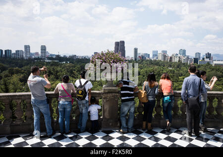 Mexiko City, Mexiko - Seit dem Bau der ersten um 1785 begonnen, das Schloss Chapultepec hat eine Militärakademie, kaiserliche Residenz, Presidential home, Sternwarte, und ist jetzt von Mexico National History Museum (Museo Nacional de Historia). Es befindet sich auf der Spitze des Chapultepec Hügel im Herzen von Mexico City. Stockfoto