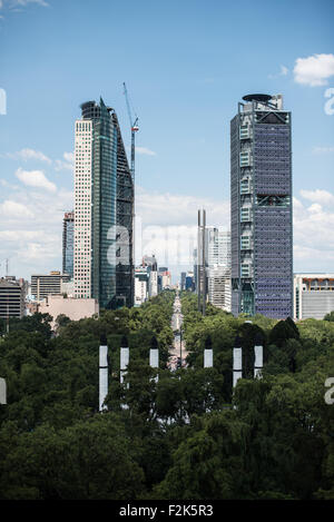 Mexiko City, Mexiko - der Blick auf den Paseo de la Reforma, mit neuen Wolkenkratzer, von einer Terrasse im Freien auf Schloss Chapultepec. Seit dem Bau der ersten um 1785 begonnen, das Schloss Chapultepec hat eine Militärakademie, kaiserliche Residenz, Presidential home, Sternwarte, und ist jetzt von Mexico National History Museum (Museo Nacional de Historia). Es befindet sich auf der Spitze des Chapultepec Hügel im Herzen von Mexico City. Stockfoto