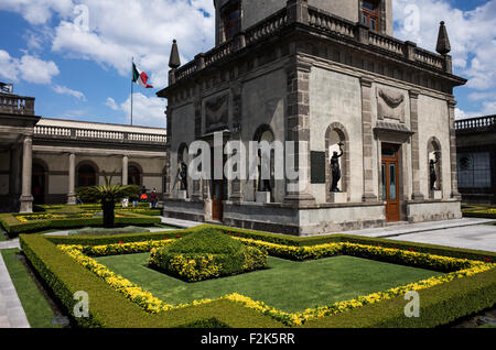 Mexiko City, Mexiko - Gärten am Schloss Chapultepec. Seit dem Bau der ersten um 1785 begonnen, das Schloss Chapultepec hat eine Militärakademie, kaiserliche Residenz, Presidential home, Sternwarte, und ist jetzt von Mexico National History Museum (Museo Nacional de Historia). Es befindet sich auf der Spitze des Chapultepec Hügel im Herzen von Mexico City. Stockfoto