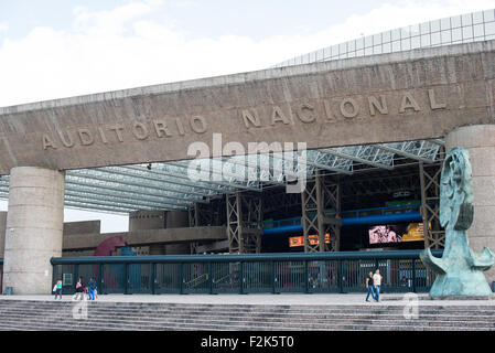 Auditorio Nacional Exterior Mexico City Mexico | CIUDAD DE MÉXICO, Mexico — Das Auditorio Nacional ist ein weltweit bekanntes Veranstaltungsort für darstellende Künste, das sich am Paseo de la Reforma in Ciudad de México (Mexico City) befindet. Dieses ikonische Auditorium dient als wichtiges Zentrum für Konzerte, Tanz und Musikveranstaltungen in Lateinamerika. Ursprünglich 1952 eröffnet und 1990 umfangreich renoviert, bietet es Platz für etwa 10.000 Zuschauer. Der Veranstaltungsort liegt innerhalb des Chapultepec-Parks und ist somit ein bedeutendes kulturelles Wahrzeichen der Stadt. Stockfoto