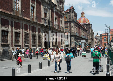 MEXIKO-STADT, Mexiko – Eine geschäftige Straßenszene im Centro Histórico zeigt das lebendige Leben und die reiche Geschichte des historischen Zentrums von Mexiko-Stadt. Diese Gegend ist bekannt für ihre Architektur aus der Kolonialzeit, lebhafte Märkte und kulturelle Sehenswürdigkeiten, die Einheimische und Touristen gleichermaßen anziehen. Die Straßen sind voller farbenfroher Gebäude, Straßenverkäufer und der ständigen Bewegung des Stadtlebens. Stockfoto