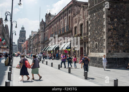 MEXIKO-STADT, Mexiko – Eine geschäftige Straßenszene im Centro Histórico zeigt das lebendige Leben und die reiche Geschichte des historischen Zentrums von Mexiko-Stadt. Diese Gegend ist bekannt für ihre Architektur aus der Kolonialzeit, lebhafte Märkte und kulturelle Sehenswürdigkeiten, die Einheimische und Touristen gleichermaßen anziehen. Die Straßen sind voller farbenfroher Gebäude, Straßenverkäufer und der ständigen Bewegung des Stadtlebens. Stockfoto