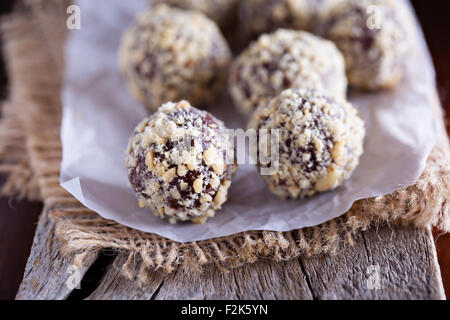 Schokoladentrüffel mit Peanut Butter und Vollmilch-Schokolade Stockfoto