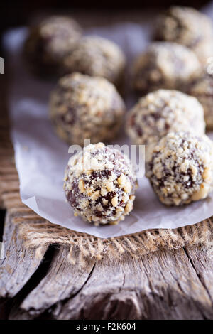 Schokoladentrüffel mit Peanut Butter und Vollmilch-Schokolade Stockfoto