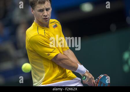 Vilnius, Litauen. 20. Sep, 2015. Litauens Ricardas Berankis gibt den Ball während der Davis Cup Europa/Afrika Zone Playoff gegen die Ukraine in Vilnius, Litauen, 20. September 2015 zurück. Ukraine gewann 4: 1. © Alfredas Pliadis/Xinhua/Alamy Live-Nachrichten Stockfoto