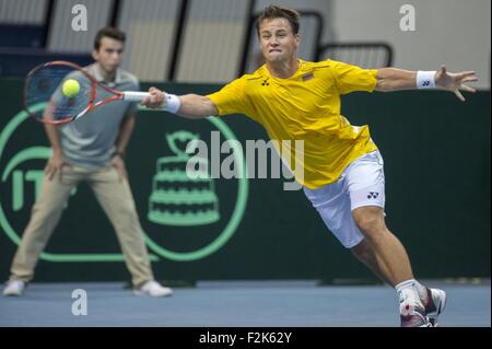 Vilnius, Litauen. 20. Sep, 2015. Litauens Ricardas Berankis gibt den Ball während der Davis Cup Europa/Afrika Zone Playoff gegen die Ukraine in Vilnius, Litauen, 20. September 2015 zurück. Ukraine gewann 4: 1. © Alfredas Pliadis/Xinhua/Alamy Live-Nachrichten Stockfoto