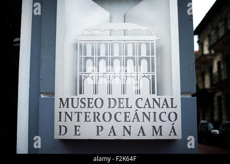 PANAMA-STADT, Panama – das Museo del Canal Interoceanico de Panama, das sich im historischen Viertel von Casco Viejo befindet, zeigt die Geschichte und Bedeutung des Panamakanals. Das Museum zeigt Ausstellungen über den Bau des Kanals, seine Auswirkungen auf den Welthandel und das kulturelle Erbe Panamas. Es wurde 1997 gegründet und befindet sich in einem restaurierten Kolonialgebäude, das einst als Grand Hotel diente. Stockfoto