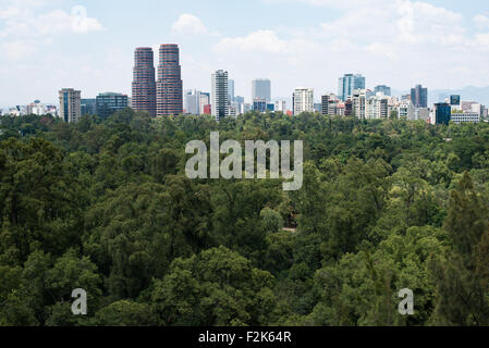 Mexiko City, Mexiko - mit Blick auf den Chapultepec Bosque de Chapultepec (Wald) und Mexiko City von Schloss Chapultepec. Seit dem Bau der ersten um 1785 begonnen, das Schloss Chapultepec hat eine Militärakademie, kaiserliche Residenz, Presidential home, Sternwarte, und ist jetzt von Mexico National History Museum (Museo Nacional de Historia). Es befindet sich auf der Spitze des Chapultepec Hügel im Herzen von Mexico City. Stockfoto