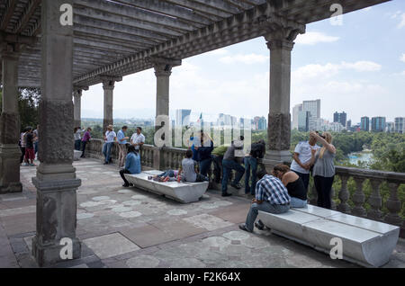 Mexiko City, Mexiko - Touristen die Aussicht mit Blick auf den Chapultepec Wald von Chapultepec Schloss genießen. Seit dem Bau der ersten um 1785 begonnen, das Schloss Chapultepec hat eine Militärakademie, kaiserliche Residenz, Presidential home, Sternwarte, und ist jetzt von Mexico National History Museum (Museo Nacional de Historia). Es befindet sich auf der Spitze des Chapultepec Hügel im Herzen von Mexico City. Stockfoto