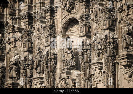 Die reich verzierte Ostfassade des Metropolitan Tabernacle hat Darstellungen von Szenen des alten Testaments. Angrenzend an die Metropolitan einzelartigen, mit Blick auf den Zocalo, dem Metropolitan Tabernacle (Spanisch: Sagrario Metropolitana) wurde von Lorenzo Rodríguez im barocken Stil zwischen 1749 und 1760 erbaut. Es wurde zu entwickelt, um die Archive und die Gewänder des Erzbischofs beherbergen. Es funktioniert auch weiterhin funktioniert als Ort der Eucharistie empfangen und Gemeindemitglieder zu registrieren. Stockfoto