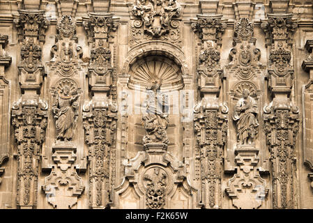 Die reich verzierte Ostfassade des Metropolitan Tabernacle hat Darstellungen von Szenen des alten Testaments. Angrenzend an die Metropolitan einzelartigen, mit Blick auf den Zocalo, dem Metropolitan Tabernacle (Spanisch: Sagrario Metropolitana) wurde von Lorenzo Rodríguez im barocken Stil zwischen 1749 und 1760 erbaut. Es wurde zu entwickelt, um die Archive und die Gewänder des Erzbischofs beherbergen. Es funktioniert auch weiterhin funktioniert als Ort der Eucharistie empfangen und Gemeindemitglieder zu registrieren. Stockfoto