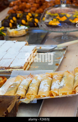 Nahaufnahme von Palacinke, Balkan Pfannkuchen gefüllt mit Schokolade Stockfoto