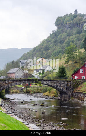 Sall Fluss und Brücke in bewölkten Tag in Norwegen Stockfoto