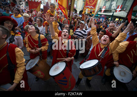 Asti, Italien. 20. Sep, 2015. Fans von San Paolo Bezirk feiern den Palio di Asti in Asti, Italien, am 20. September 2015 zu gewinnen. Der Palio di Asti ist ein traditionelles italienisches fest mittelalterlichen Ursprungs, die in ein bareback Pferderennen, und auch das älteste aufgezeichnete bareback Pferderennen in Italien gipfelt. Das Rennen wird jedes Jahr seit dem 13. Jahrhundert mit der früheste aufgezeichnete Rennen im Jahre 1275 geführt. Die alten Wettbewerb sieht 21 Vollblutpferde konkurrieren, die 13 verschiedenen Bezirken der Stadt darstellt. © Jin Yu/Xinhua/Alamy Live-Nachrichten Stockfoto