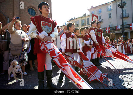 Asti, Italien. 20. Sep, 2015. Kinder in historischen Kostümen sehen die Flagge während der Palio di Asti in Asti, Italien, am 20. September 2015 Wettbewerb zu werfen. Der Palio di Asti ist ein traditionelles italienisches fest mittelalterlichen Ursprungs, die in ein bareback Pferderennen, und auch das älteste aufgezeichnete bareback Pferderennen in Italien gipfelt. Das Rennen wird jedes Jahr seit dem 13. Jahrhundert mit der früheste aufgezeichnete Rennen im Jahre 1275 geführt. Die alten Wettbewerb sieht 21 Vollblutpferde konkurrieren, die 13 verschiedenen Bezirken der Stadt darstellt. © Jin Yu/Xinhua/Alamy Live-Nachrichten Stockfoto