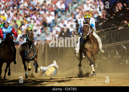 Asti, Italien. 20. Sep, 2015. Jockeies beteiligen sich der Palio di Asti, da ein gefallener Jockey im Hintergrund während der Palio Di Asti in Asti, Italien, am 20. September 2015 gilt. Der Palio di Asti ist ein traditionelles italienisches fest mittelalterlichen Ursprungs, die in ein bareback Pferderennen, und auch das älteste aufgezeichnete bareback Pferderennen in Italien gipfelt. Das Rennen wird jedes Jahr seit dem 13. Jahrhundert mit der früheste aufgezeichnete Rennen im Jahre 1275 geführt. Die alten Wettbewerb sieht 21 Vollblutpferde konkurrieren, die 13 verschiedenen Bezirken der Stadt darstellt. © Jin Yu/Xinhua/Alamy Live-Nachrichten Stockfoto