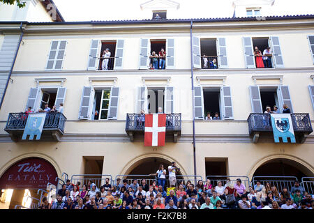 Asti, Italien. 20. Sep, 2015. Menschen warten auf das Finale der Palio di Asti in Asti, Italien, am 20. September 2015. Der Palio di Asti ist ein traditionelles italienisches fest mittelalterlichen Ursprungs, die in ein bareback Pferderennen, und auch das älteste aufgezeichnete bareback Pferderennen in Italien gipfelt. Das Rennen wird jedes Jahr seit dem 13. Jahrhundert mit der früheste aufgezeichnete Rennen im Jahre 1275 geführt. Die alten Wettbewerb sieht 21 Vollblutpferde konkurrieren, die 13 verschiedenen Bezirken der Stadt darstellt. © Jin Yu/Xinhua/Alamy Live-Nachrichten Stockfoto