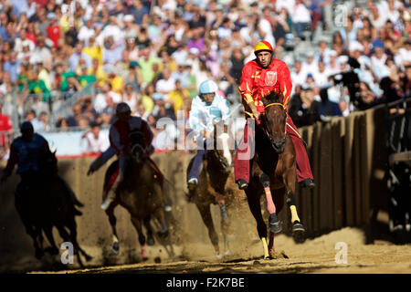 Asti, Italien. 20. Sep, 2015. Salvatore (vorderen) vertreten San Paolo Bezirk beteiligt sich und gewinnt schließlich den Palio di Asti in Asti, Italien, am 20. September 2015. Der Palio di Asti ist ein traditionelles italienisches fest mittelalterlichen Ursprungs, die in ein bareback Pferderennen, und auch das älteste aufgezeichnete bareback Pferderennen in Italien gipfelt. Das Rennen wird jedes Jahr seit dem 13. Jahrhundert mit der früheste aufgezeichnete Rennen im Jahre 1275 geführt. Die alten Wettbewerb sieht 21 Vollblutpferde konkurrieren, die 13 verschiedenen Bezirken der Stadt darstellt. © Jin Yu/Xinhua/Alamy Live-Nachrichten Stockfoto