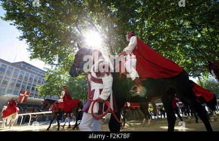 Asti, Italien. 20. Sep, 2015. Eine Frau in historischen Kostümen beteiligt sich an einer Parade vor dem Rennen der Palio di Asti in Asti, Italien, am 20. September 2015. Der Palio di Asti ist ein traditionelles italienisches fest mittelalterlichen Ursprungs, die in ein bareback Pferderennen, und auch das älteste aufgezeichnete bareback Pferderennen in Italien gipfelt. Das Rennen wird jedes Jahr seit dem 13. Jahrhundert mit der früheste aufgezeichnete Rennen im Jahre 1275 geführt. Die alten Wettbewerb sieht 21 Vollblutpferde konkurrieren, die 13 verschiedenen Bezirken der Stadt darstellt. © Jin Yu/Xinhua/Alamy Live-Nachrichten Stockfoto