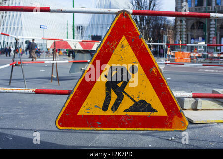 Alte echte verrosteten Work In Progress-Straßenschild in Mailand Stockfoto