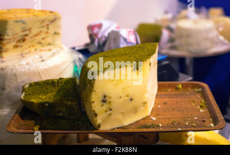 Sizilianischen Käse gekleidet mit Pistazien, die Muttern zu mahlen Stockfoto