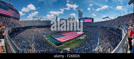 Charlotte, North Carolina, USA. 20. September 2015. Ein Panorama der Eröffnungsfeier vor der NFL Football-Spiel zwischen den Houston Texans und die Carolina Panthers am Sonntag, Sept. 20, 2015 in Charlotte, North Carolina. Dieses Foto wurde von 8 Einzelaufnahmen zusammengefügt. Bildnachweis: Cal Sport Media/Alamy Live-Nachrichten Stockfoto