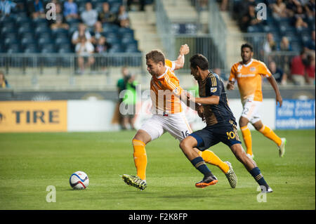 Chester, Pennsylvania, USA. 20. Sep, 2015. Philadelphia Union-Spieler, CRISTIAN MAIDANA, (10) in Aktion gegen Houston Dynamo-Spieler AJ COCHRAN, (16) während ihres Spiels gespielt im PPL Park in Chester Pa Credit: Ricky Fitchett/ZUMA Draht/Alamy Live News Stockfoto