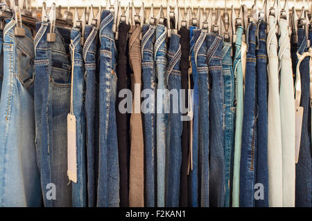 Ansicht von vielen Jeans in das Bekleidungsgeschäft Stockfoto