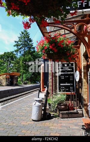 Gepäck mit einem Gewicht von Waage und Milchkanne, auf dem Bahnsteig, Severn Valley Railway, Arley, Worcestershire, England, UK. Stockfoto