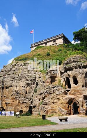 Blick auf die Burg oben auf dem Schloss-Hügel Höhlen in Burgfelsen, Nottingham, Nottinghamshire, England, Vereinigtes Königreich, West-Europa. Stockfoto