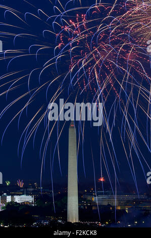 (150921)--WASHINGTON D.C., 21. September 2015 (Xinhua)--Datei Foto am 4. Juli 2014 zeigt Feuerwerk explodieren nach Washington Monument in Washington, D.C., Hauptstadt der Vereinigten Staaten. Benannt zu Ehren des ersten amerikanischen Präsidenten George Washington, Washington, DC oder Washington D.c. ist die Hauptstadt der Vereinigten Staaten, die sich zwischen den Staaten Maryland und Virginia befindet. Die US-Verfassung vorgesehenen ein Bundesdistrikt der ausschließlichen Zuständigkeit des Kongresses und der Bezirk ist daher nicht Teil eines US-Staates. Washington, DC hat eine geschätzte Bevölkerung von Stockfoto