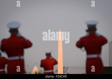 (150921)--WASHINGTON D.C., 21. September 2015 (Xinhua)--Datei Foto am 22. Juli 2014 zeigt die Militärkapelle des United States Marine Corps in der Nähe von Washington Monument in Washington, D.C., Hauptstadt der Vereinigten Staaten durchführen. Benannt zu Ehren des ersten amerikanischen Präsidenten George Washington, Washington, DC oder Washington D.c. ist die Hauptstadt der Vereinigten Staaten, die sich zwischen den Staaten Maryland und Virginia befindet. Die US-Verfassung vorgesehenen ein Bundesdistrikt der ausschließlichen Zuständigkeit des Kongresses und der Bezirk ist daher nicht Teil eines US-Staates. Waschen Stockfoto