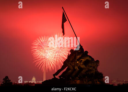 (150921)--WASHINGTON D.C., 21. September 2015 (Xinhua)--Datei Foto am 4. Juli 2015 zeigt Feuerwerk explodieren auf dem Kapitol, Washington Monument und das United States Marine Corps Denkmal (L, R) in Washington, D.C., Hauptstadt der Vereinigten Staaten. Benannt zu Ehren des ersten amerikanischen Präsidenten George Washington, Washington, DC oder Washington D.c. ist die Hauptstadt der Vereinigten Staaten, die sich zwischen den Staaten Maryland und Virginia befindet. Die US-Verfassung vorgesehenen ein Bundesdistrikt der ausschließlichen Zuständigkeit des Kongresses und Bezirk ist daher nicht Teil Stockfoto