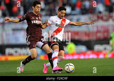 Buenos Aires, Argentinien. 20. Sep, 2015. River Plate Milton Casco (R) wetteifert um den Ball mit Miguel Spielaufbau (L), Lanus, während eines Spiels in der Antonio Vespucio Liberti Stadion, auch bekannt als "Monumental", in der Stadt Buenos Aires, Hauptstadt von Argentinien, am 20. September 2015 statt. Das Spiel endete 1: 1. © Juan Roleri/TELAM/Xinhua/Alamy Live-Nachrichten Stockfoto