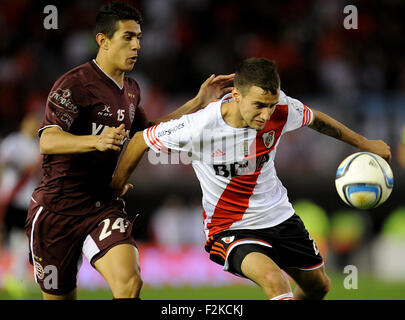 Buenos Aires, Argentinien. 20. Sep, 2015. River Plate Emanuel Mammana (R) wetteifert um den Ball mit Sergio Gonzalez (L), Lanus, während eines Spiels in der Antonio Vespucio Liberti Stadion, auch bekannt als "Monumental", in der Stadt Buenos Aires, Hauptstadt von Argentinien, am 20. September 2015 statt. Das Spiel endete 1: 1. © Juan Roleri/TELAM/Xinhua/Alamy Live-Nachrichten Stockfoto