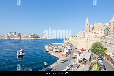 Skyline von Sliema und Fähre auf dem Weg Fähre von Sliema nach Valletta terminal Stockfoto