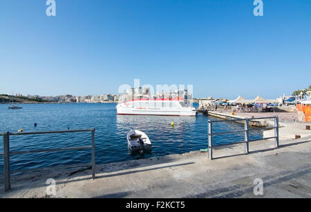 Skyline von Sliema und Fähre auf dem Weg Fähre von Sliema nach Valletta terminal Stockfoto