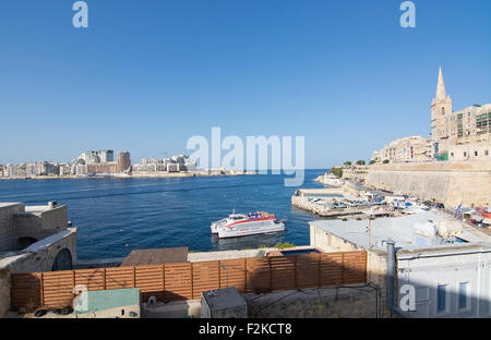 Skyline von Sliema und Fähre auf dem Weg Fähre von Sliema nach Valletta terminal Stockfoto