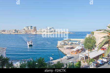 Skyline von Sliema und Fähre auf dem Weg von Sliema nach Valletta Fährhafen an einem sonnigen Sommertag im September zur Verfügung. Stockfoto