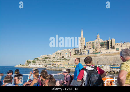 Menschen auf die Pendler Fähre auf dem Weg von Valletta nach Sliema. Stockfoto