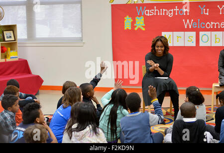 Washington, DC, USA. 4. März 2014. Foto aufgenommen am 4. März 2014 zeigt U.S. First Lady Michelle Obama Gespräche mit Studenten der Chinese Yu-Ying-School in Washington, D.C., Hauptstadt der Vereinigten Staaten. Benannt zu Ehren des ersten amerikanischen Präsidenten George Washington, Washington, DC oder Washington D.c. ist die Hauptstadt der Vereinigten Staaten, die sich zwischen den Staaten Maryland und Virginia befindet. Überseechinesen, Konfuzius-Institut, Pandabären und Chinatown sind chinesische charakteristisch, die in Washington, DC zu finden sein können © Yin Bogu/Xinhua/Alamy Live News Stockfoto